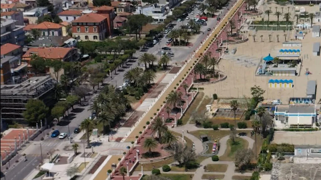 Giulianova Teramo'da Parco Italia projesi kapsamında dikilen fidanlar ve kentsel ağaçlandırma çalışması.