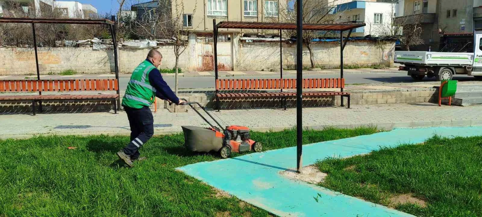 Adıyaman Kahta Belediyesi ekiplerinin yeşil alanlarda gerçekleştirdiği peyzaj ve bitki bakım çalışmaları.