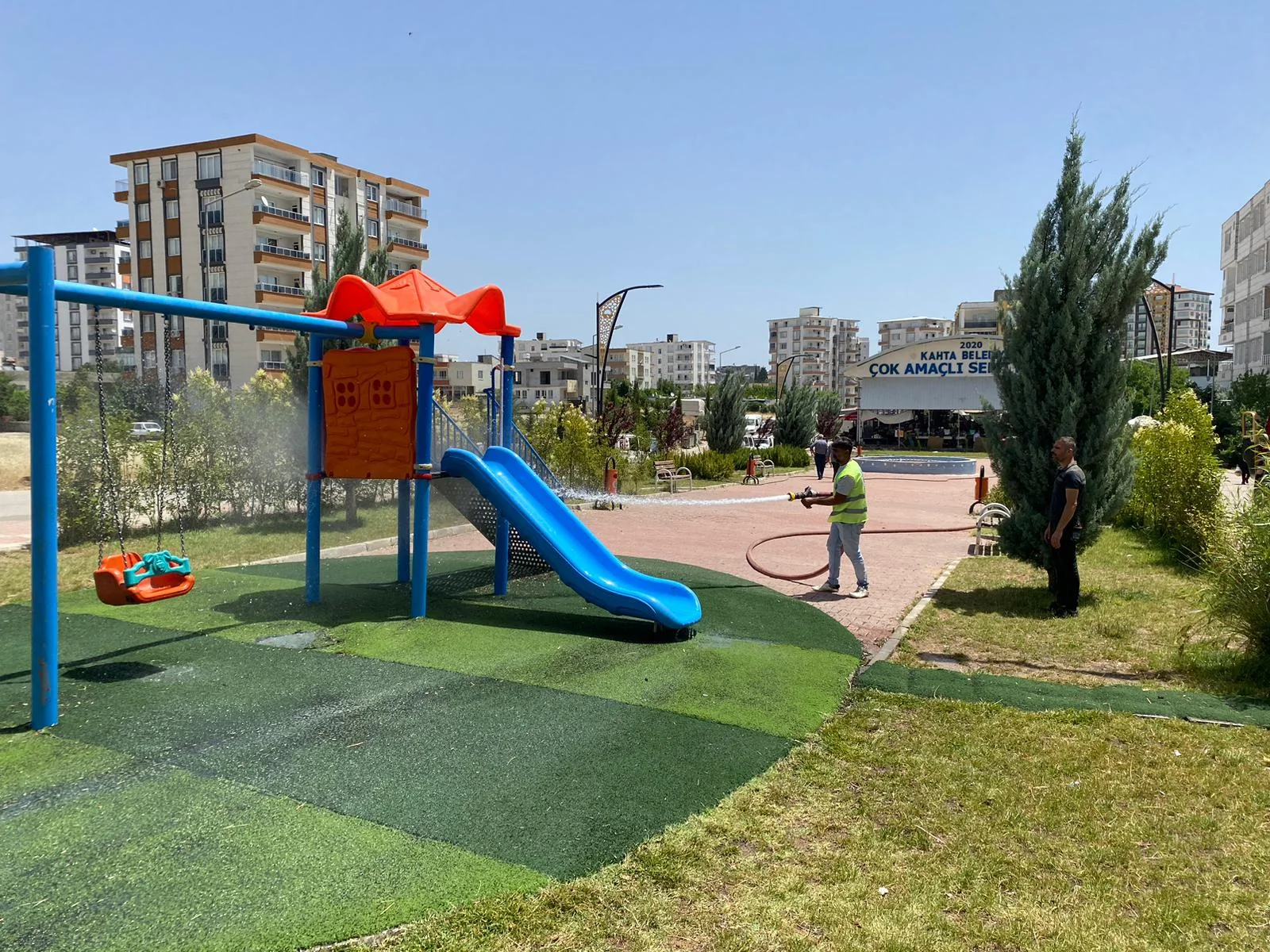 Adıyaman Kahta'da belediye ekiplerinin parklarda yürüttüğü peyzaj ve yeşil alan düzenleme çalışmaları.