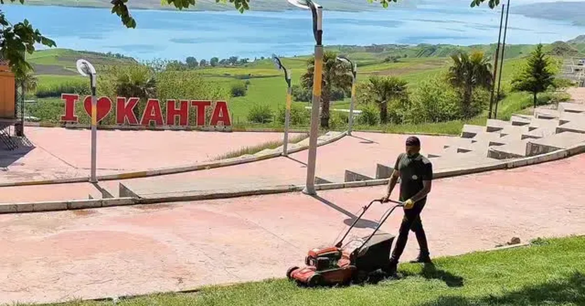 Adıyaman Kahta Belediyesi ekipleri park ve bahçelerde peyzaj ve bakım çalışması yapıyor.
