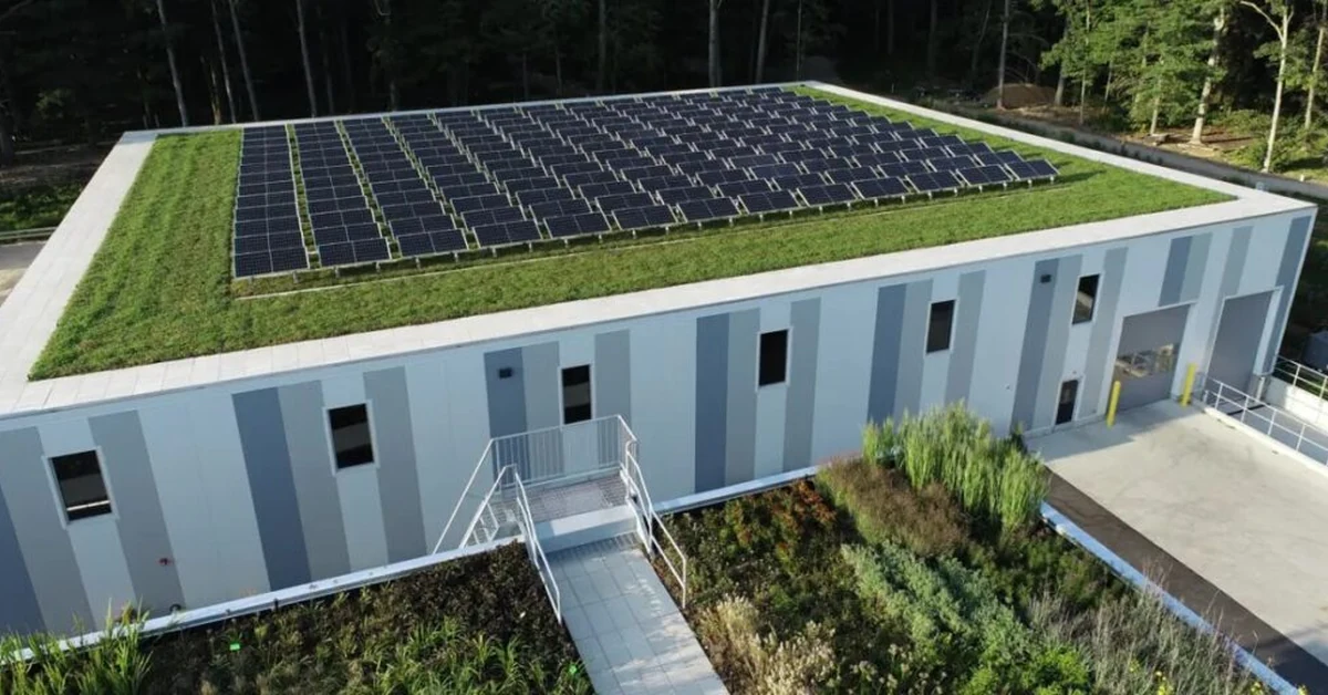 LiveRoof yeşil çatı sistemi üzerine kurulmuş güneş panelleri ile enerji tasarrufu sağlayan sürdürülebilir bina tasarımı