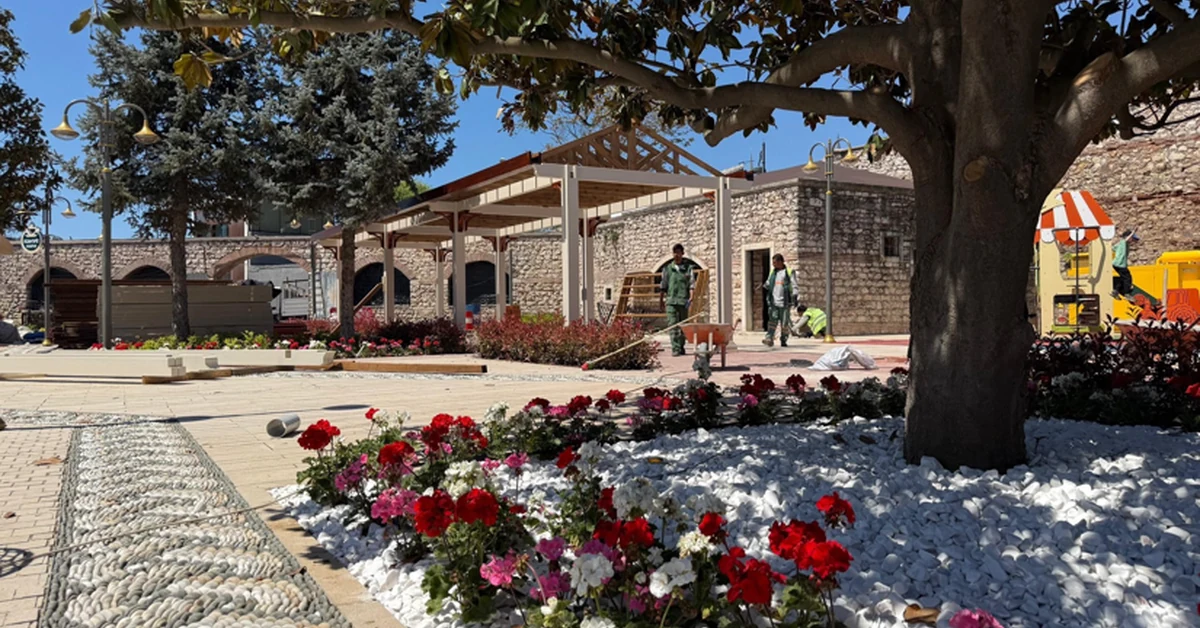 İstanbul Fatih'teki Cankurtaran Sosyal Tesisleri'nde Fatih Belediyesi tarafından yürütülen peyzaj çalışması.