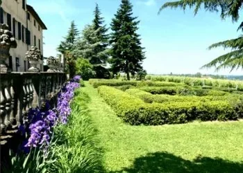 İtalya Alessandria ve Asti bölgelerindeki tarihi İtalyan tarzı bahçeler ve peyzaj tasarımı.