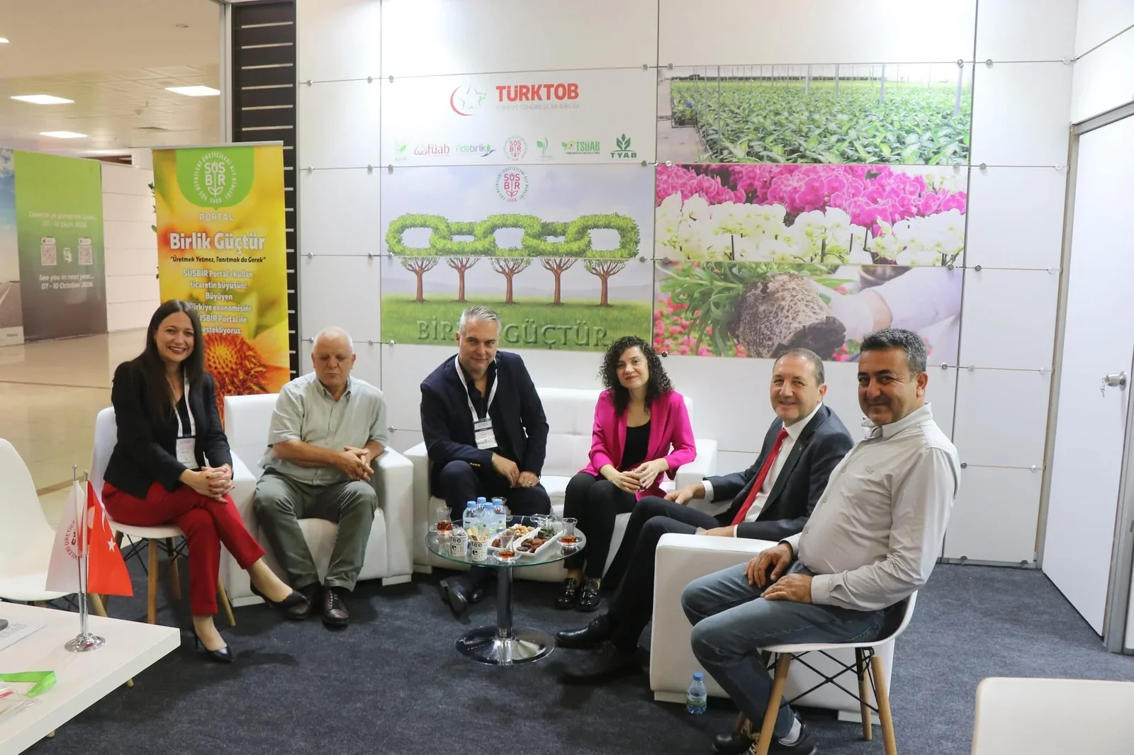 İstanbul Peyzaj Fuarı'nda sergilenen bitki üretimi ve küresel peyzaj tasarımı örnekleri.